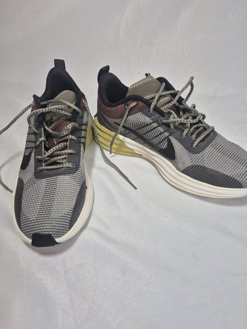 Nike Men Lunar Roam SE ’s Gray, Olive & Yellow Sneakers